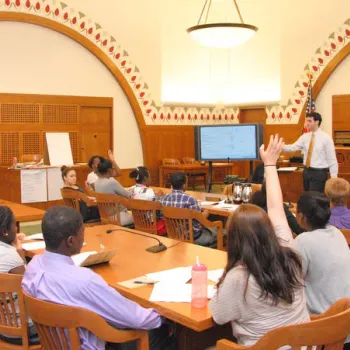 Nelson Fellows participate in a courtroom lecture. 