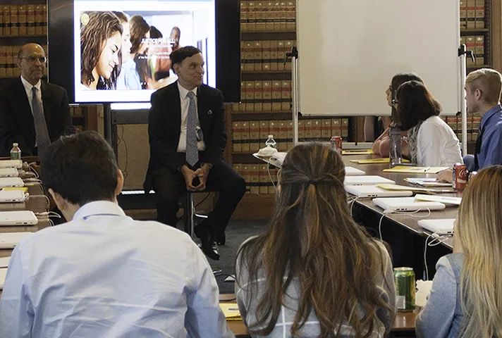 Chief Judge Robert Katzmann talks to students. 